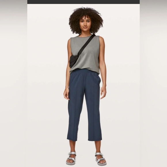 Lululemon | Wanderer Crop in True Navy Size 6 - Picture 1 of 6